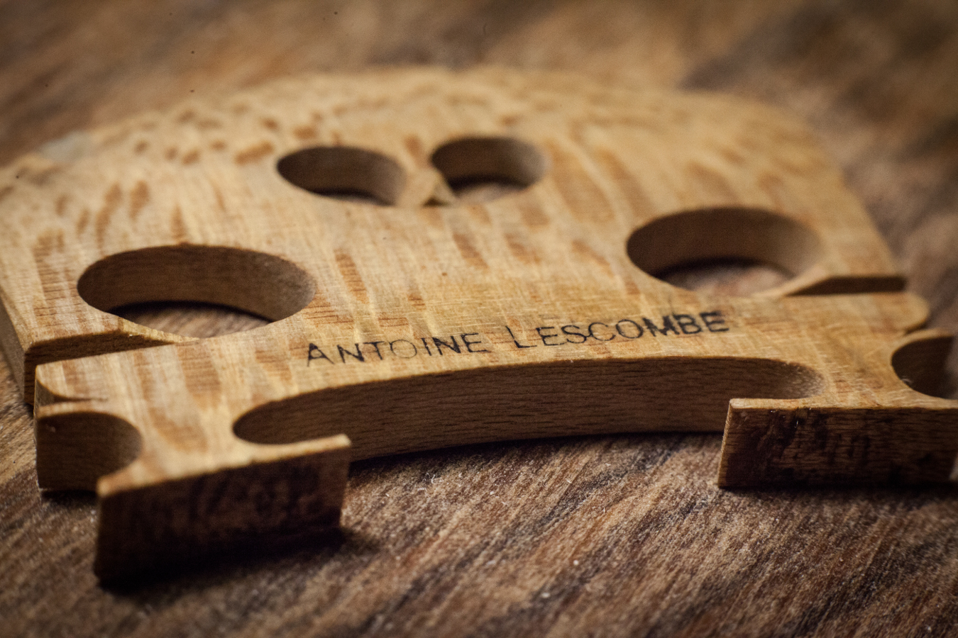 Luthier Caen, chevalet signé Antoine Lescombe